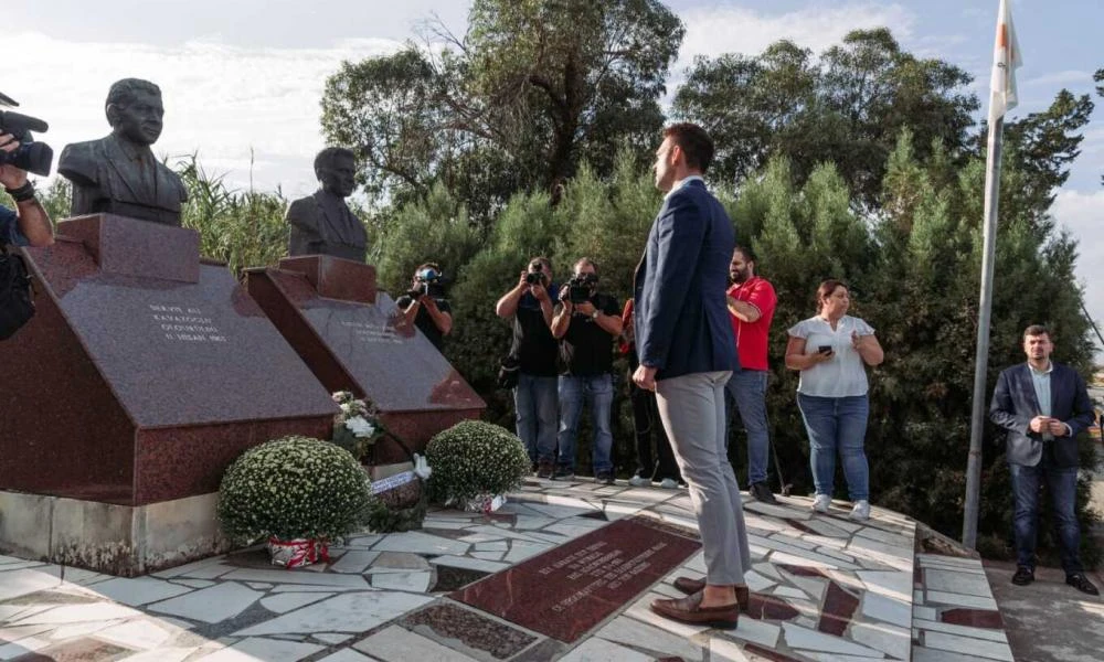 Κύπρος: Στεφάνι στο μνημείο Ηρωομαρτύρων Μισιαούλη και Καβάζογλου κατέθεσε ο Κασσελάκης